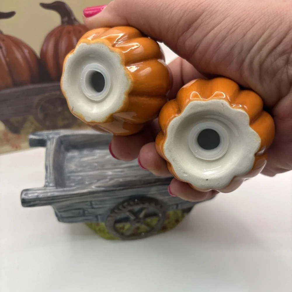 Cracker Barrel~Stoneware Salt & Pepper Pumpkins With Wagon~NIB